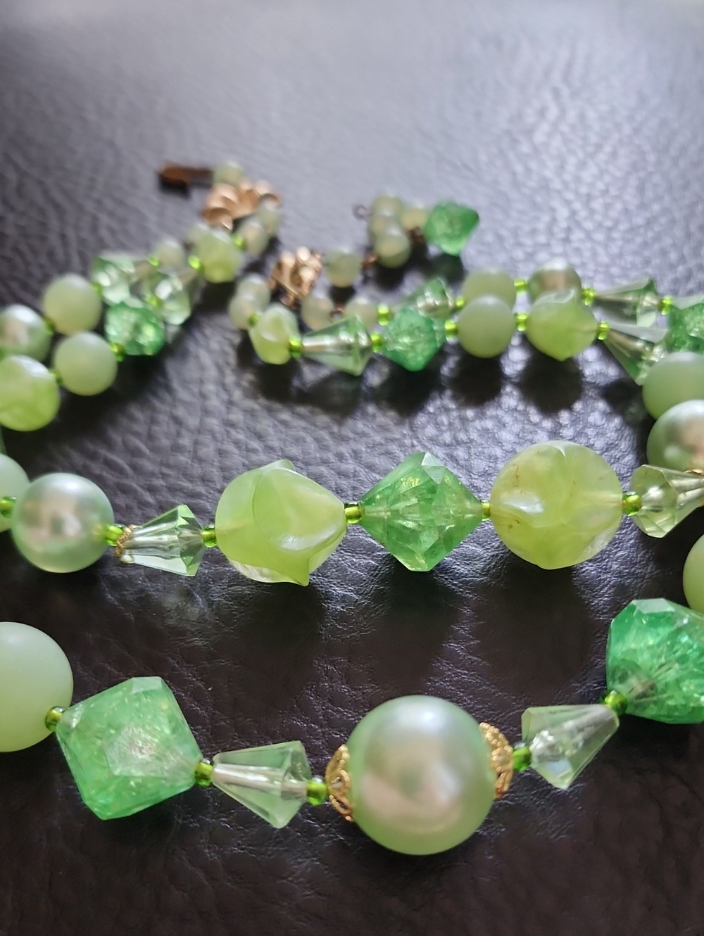 VTG Green Beaded Necklace - Elegant Light Green Statement Jewelry - Picture 4 of 9